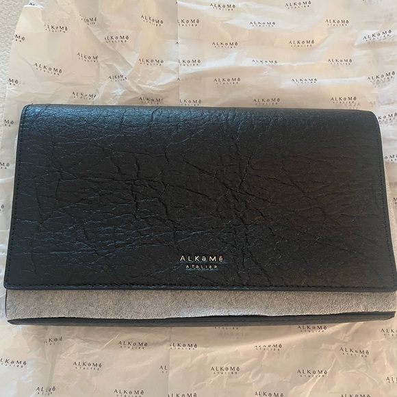 NEW Earth Pebbled Vegan Leather Black Crossbody Handbag w/ Duster - Picture 1 of 16